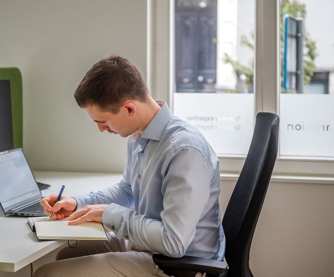 Emiel Raveschot writing in his Chronion notebook