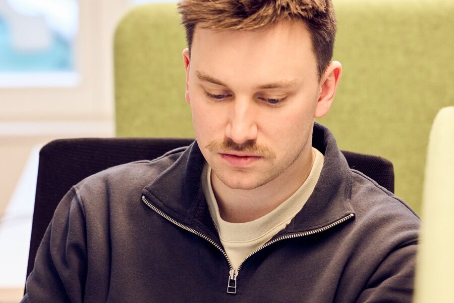 Cedric Janssens working behind his computer