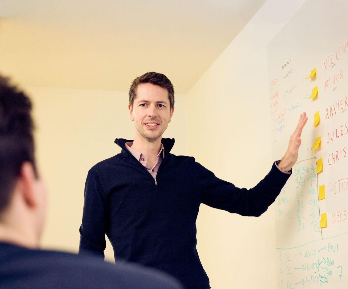 Bert Vandewiele using the whiteboard to explain something