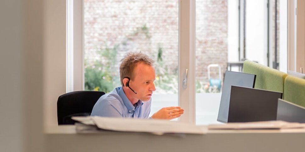Dries Debbaut having an online meeting